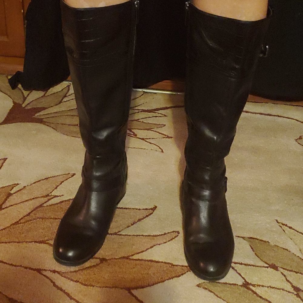 Black leather bandolino